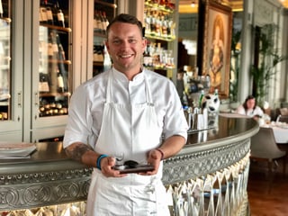 Il chef-cuschinier Anton Kovalkov en ses restaurant porta in vodka cun caviar per empruvar. 