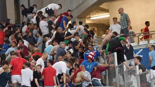 Maletgs maltgierts curt avant la fin dal gieu er en il stadion: Fans englais curran en segirezza sur las barrieras or.