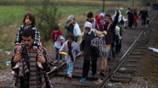Fugitivs en direcziun vest suenter ch’els han surpassà il cunfin tranter la Serbia e l’Ungaria. 