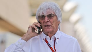 Um cun il telefonin cunter l’ureglia.