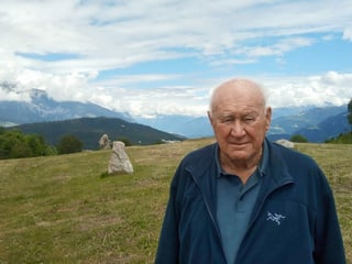 Ignaz Cathomen (86) è il «bab» dal parc la Mutta. Er anc suenter sias passa 1000 visitas guidadas è la fascinaziun per l'istorgia da la collina gronda.