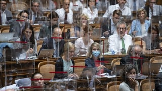 Parlamentaris en la sala dal Cussegl naziunal.