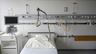 Purtret d'in letg vid en in ospital. Purtret d'in letg vid en in ospital.