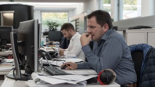 Il manader da la partiziun actualitad tar RTR, Valentin Schmed, analisescha ils resultats intermediars. Il manader da la partiziun actualitad tar RTR, Valentin Schmed, analisescha ils resultats intermediars.