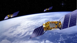 Purtret d'in satellit en il spazi. 