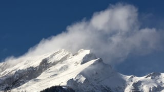 purtret d'ina muntogna nua ch'il vent suffla davent la naiv. 