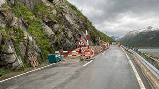 Ina via cun sulet in vial avert. Ina via cun sulet in vial avert.