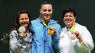 Il podest olimpic da dunnas pistola da sport 25 meters. 