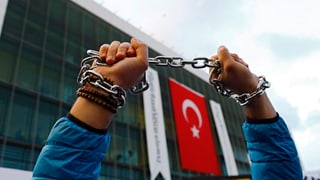 In um protestescha cun chadainas davant la redacziun da la gasetta.