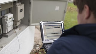 Um cun laptop che legia giu il consum da forza electrica vi d'in dumbrader.