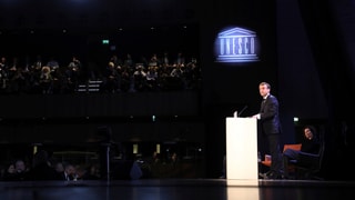 macron en il discurs.