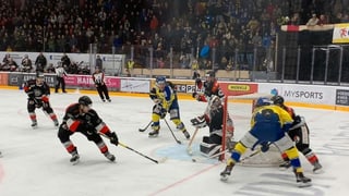 Ina scena difficila avant in gol da hockey.