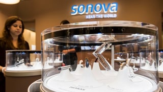 Il logo da sonova e davantvart ina vitrina cun en ils apparats. 