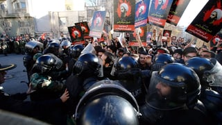 fulla da demonstrants e polizia 