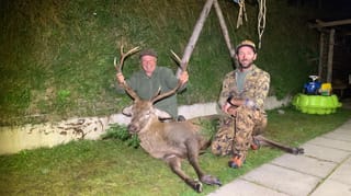 Hans Cadetg cun ses schender Martin Mark ed in taur da 10, 115kg e corna da 79cm.