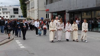 La statua da Nossadunna da Fátima vegn purtada atras Glion.