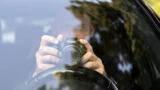 In detectiv fa fotografias zuppadas ord in auto.