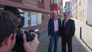 Il president communal da Glion Aurelio Casanova (san.) e Jan Andrea Bernhard sa legran sin las festivitads. Il president communal da Glion Aurelio Casanova (san.) e Jan Andrea Bernhard sa legran sin las festivitads.