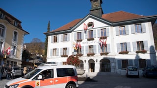 In auto da polizia bernais avant la chasa communala da Moutier. In auto da polizia bernais avant la chasa communala da Moutier.