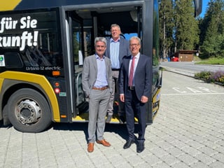 Da san: Il cusseglier guvernativ Mario Cavigelli, Aron Moser, il president communal da Vaz, e Walter Schwizer, il manader da manschi Auto da Posta Ost.