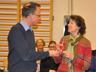 Jürg Wasescha ha surdà ses chor per ina prova a Josefina Blumenthal-Cadruvi. Jürg Wasescha ha surdà ses chor per ina prova a Josefina Blumenthal-Cadruvi.
