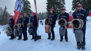 Club da fans Dario Cologna cun plumpas.