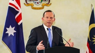Tony Abbott discurra al pult.