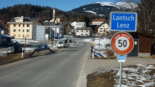 Il vitg Lantsch cun la tabla all'entschatta dal vitg.