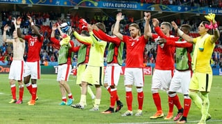 Ils giugadurs svizzers engrazian als fans suenter il pari cunter la Frantscha.