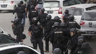Ils policists da repartan datiers dal lieu d'ina da las explosiuns per cumbatter ils attatgaders.