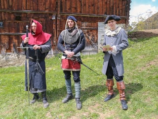 Hentger, gidanter e scrivant vestgi en il costums da teater.