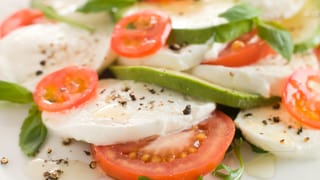 Tamatas cun mozzarella.