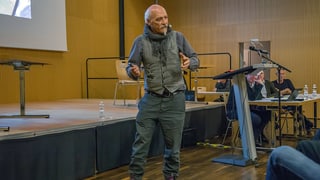 Reto Gurtner davant la tribuna, durant la preschentaziun a Flem.