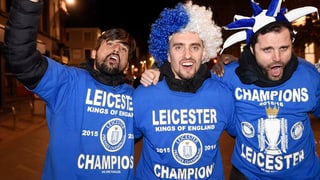 trais fans cun t-shirt blau festiveschan il titel da campiun da Leicester