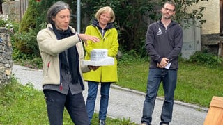Da san.: L'architect Michael Hemmi, la presidenta da la fundaziun Tgea da tgànt Telgia Juon e Benedikt Joos, il manader da project Tgea da tgànt.