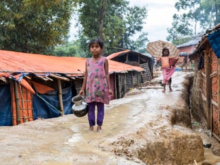 Uffants en il champ da fugitivs el Bangladesch.