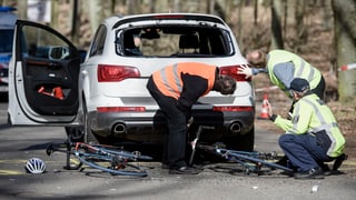 Polizia che intercuera in accident.