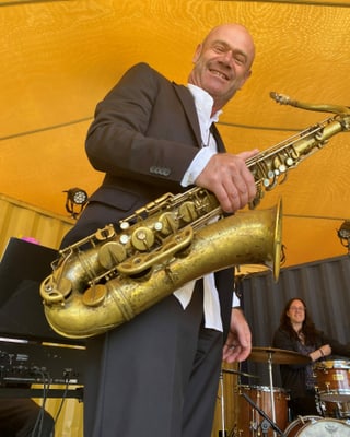 Pius Baumgartner cun saxofon en maun Pius Baumgartner cun saxofon en maun