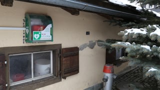 Ina paraid vit la quala in Defibrillatur e fermads