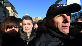 Policists en unifurma protegian a Sigmar Gabriel. Policists en unifurma protegian a Sigmar Gabriel.