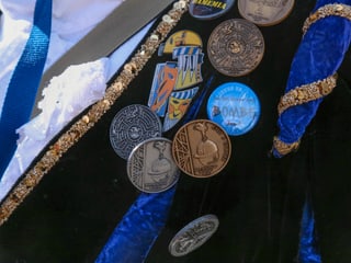 Sin in tschop blau bleras medaglias da metal.