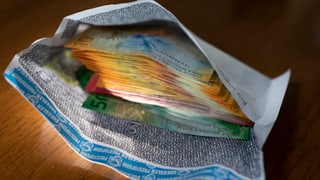 Ina busta cun en bancnotas.