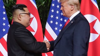 Donald Trump e Kim Jong Un sa dattan il maun a Singapur. Donald Trump e Kim Jong Un sa dattan il maun a Singapur.