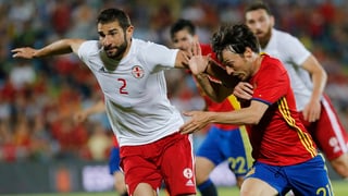 Il giugader da la Georgia Ucha Lobzhanidze en in duel cul Spagnol David Silva.