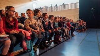Ils uffants taidlan plain mirveglias al concert da la sonda endamaun