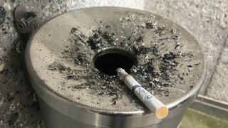 Tschandrer cun cigaretta che arda.