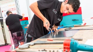 Giuvenil a la lavur durant ils Swiss Skills 2014 a Berna.