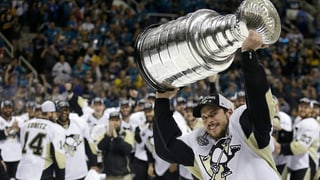 Il capitani Sidney Crosby cun la trofea dal Stanley Cup. 
