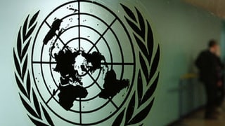 Il logo nair da l’ONU che mussa il mund 