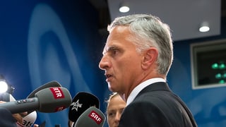 Didier Burkhalter dat pled e fatg a las medias suenter sia annunzia surprendenta. 